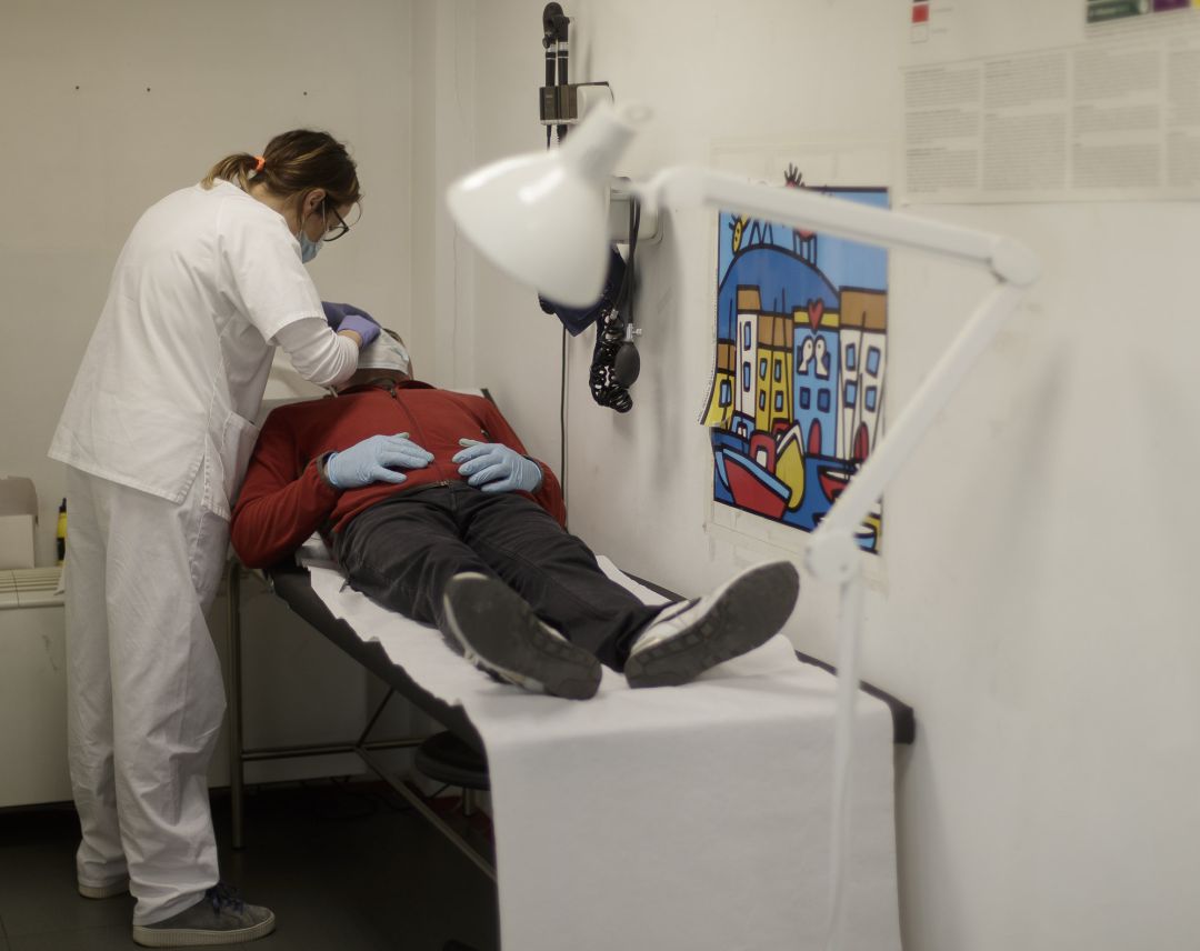 Una sanitaria atiende a un paciente en una consulta. Una sanitaria atiende a un paciente en una consulta.