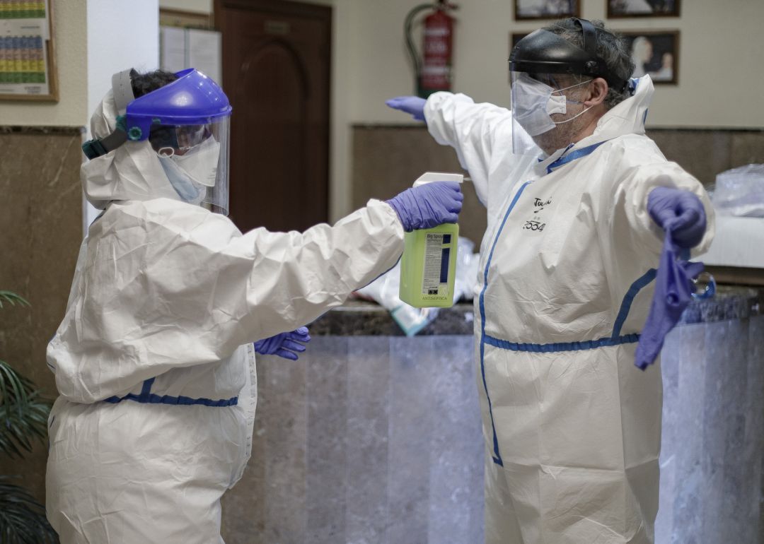 Las labores diarias de desinfección entre los sanitarios son clave Las labores diarias de desinfección entre los sanitarios son clave