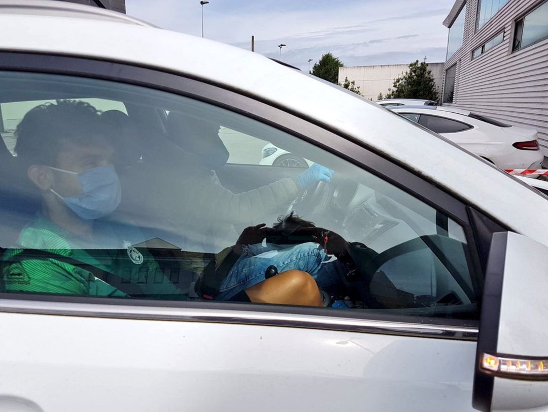 Barral volviendo en coche de hacerse las pruebas junto al médico del club Barral volviendo en coche de hacerse las pruebas junto al médico del club