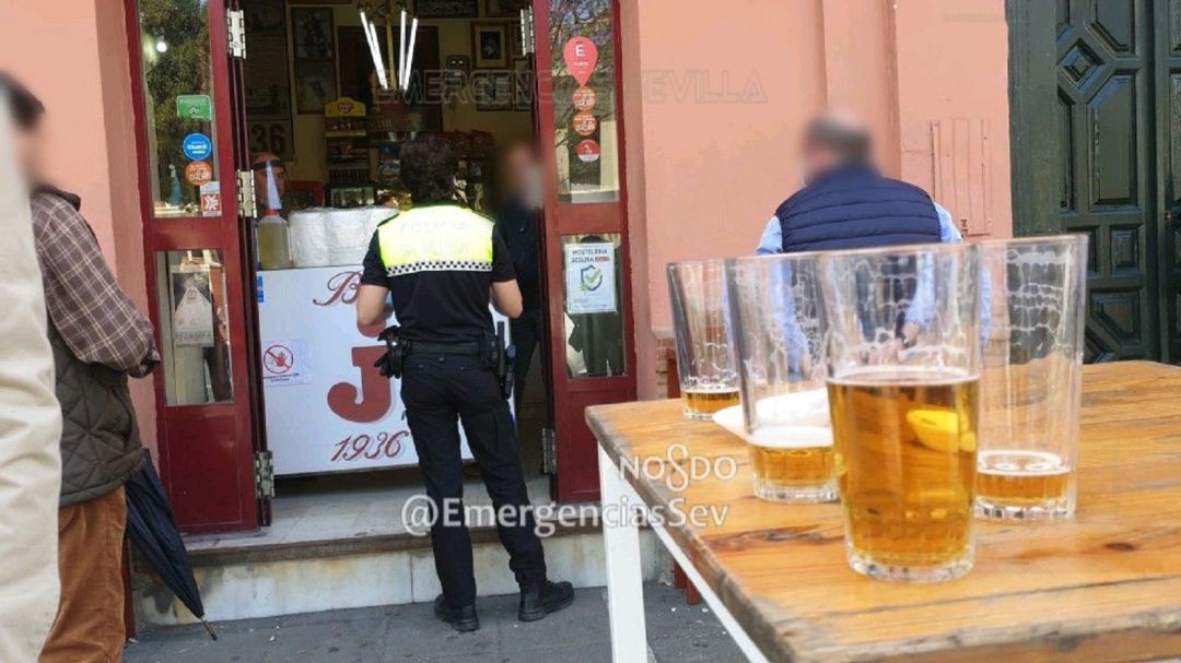 Un agente de la Policía Local conversa con el encargado del Bar Jota Un agente de la Policía Local conversa con el encargado del Bar Jota