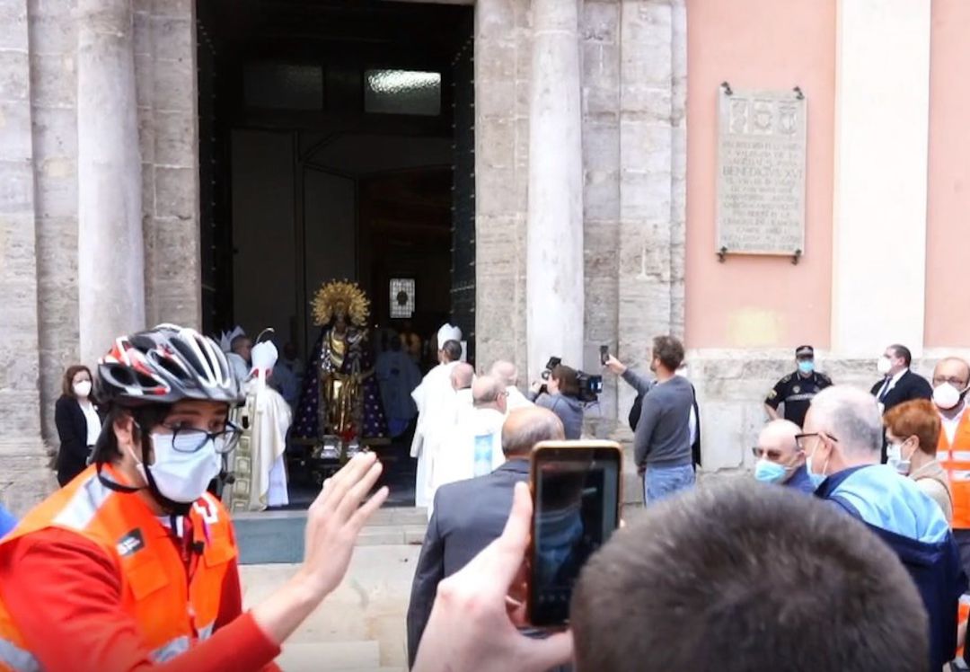 La Basílica mostró este domingo la Virgen de los Desamparados y la Policía Local y Nacional tuvo que intervenir para recordar la distancia de seguridad. La Basílica mostró este domingo la Virgen de los Desamparados y la Policía Local y Nacional tuvo que intervenir para recordar la distancia de seguridad.