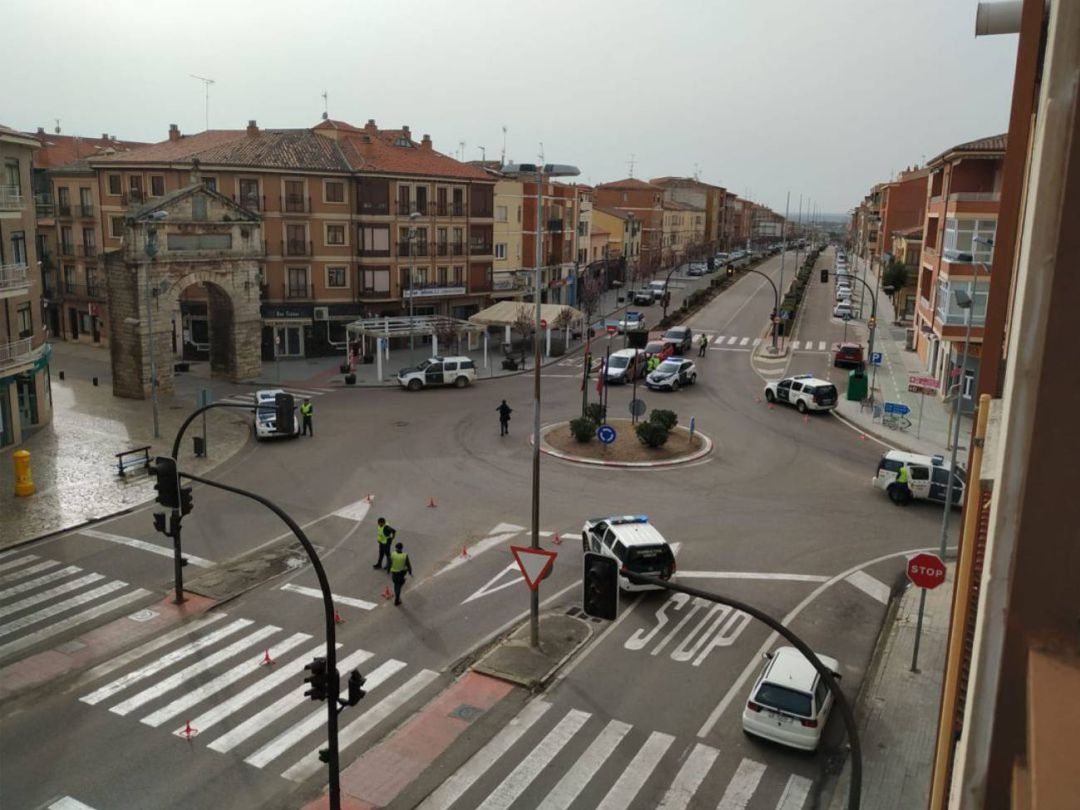 Despliegue de la Guardia Civil en la rotonda de entrada al centro urbano de Toro Despliegue de la Guardia Civil en la rotonda de entrada al centro urbano de Toro