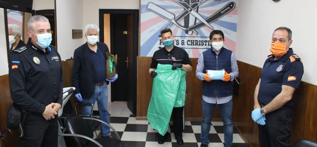Narciso Romero y Martín Perdiguero en el reparto de mascarillas Narciso Romero y Martín Perdiguero en el reparto de mascarillas