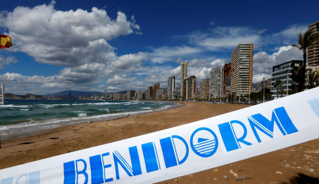 Las cintas que impidían el paso a la playa de Levante en Benidorm con la frase "no pasar" han sido cambiadas por las de "Benidorm" como antesala del comienzo de la fase 1 de desconfinamiento que comienza el 11 de Mayo. Las cintas que impidían el paso a la playa de Levante en Benidorm con la frase "no pasar" han sido cambiadas por las de "Benidorm" como antesala del comienzo de la fase 1 de desconfinamiento que comienza el 11 de Mayo.