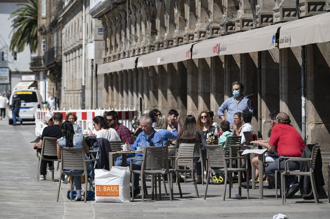 Clientes en una terraza de la capital de A Coruña, el día que en el que la provincia pasa junto al resto de las que componen Galicia Clientes en una terraza de la capital de A Coruña, el día que en el que la provincia pasa junto al resto de las que componen Galicia