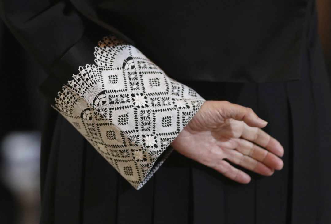 Imagen de la mano de un juez, con la toga negra que visten en las vistas orales. Imagen de la mano de un juez, con la toga negra que visten en las vistas orales.