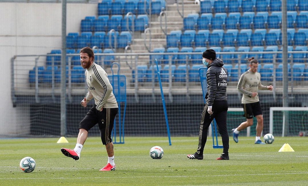 Los jugadores del Real Madrid, en el entrenamiento de este lunes. Los jugadores del Real Madrid, en el entrenamiento de este lunes.