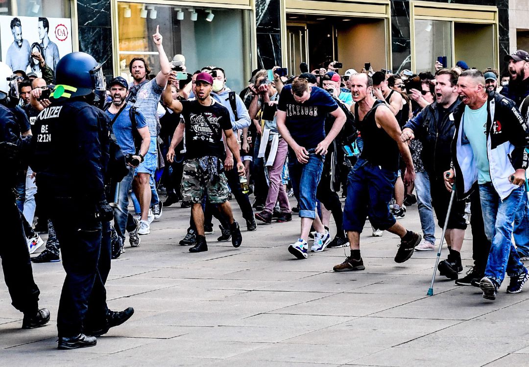 Los manifestantes de derecha atacan a los agentes de policía durante una reunión en la plaza Alexanderplatz en Berlín, Alemania, el 9 de mayo de 2020 Los manifestantes de derecha atacan a los agentes de policía durante una reunión en la plaza Alexanderplatz en Berlín, Alemania, el 9 de mayo de 2020