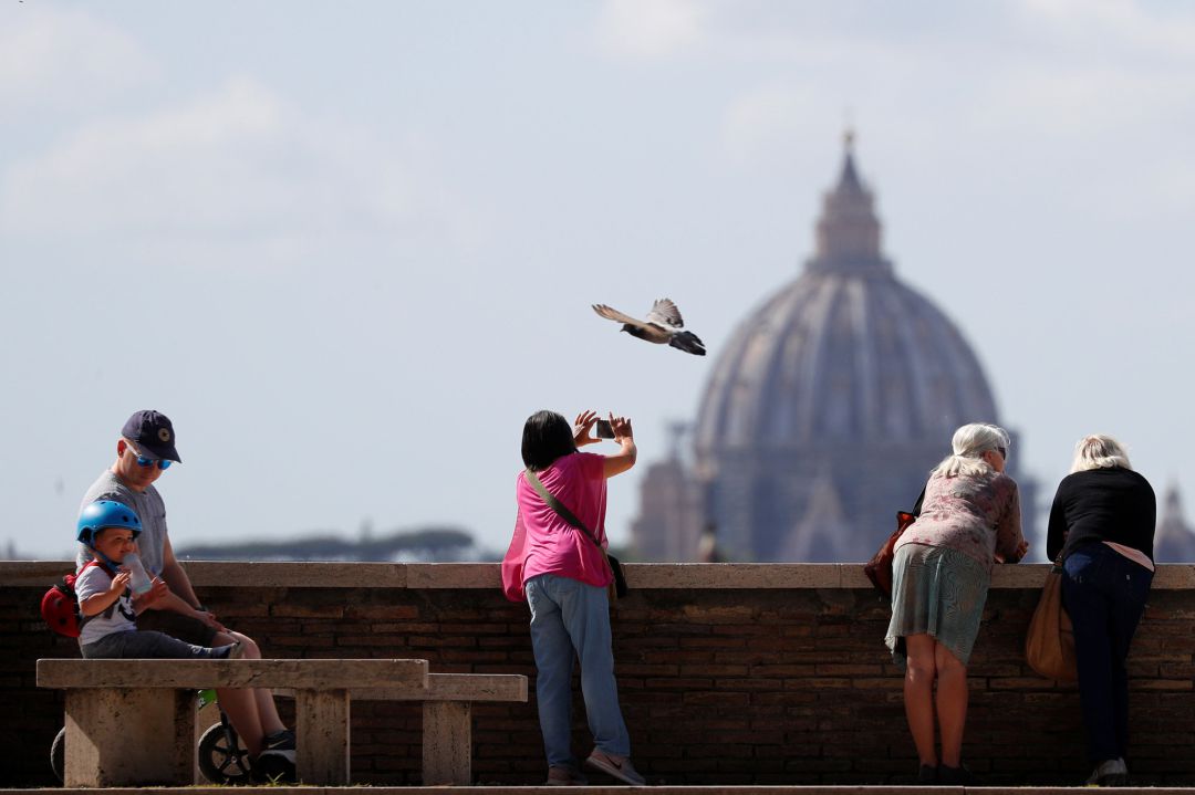 Personas con la cúpula de San Pedro en el fondo de la imagen Personas con la cúpula de San Pedro en el fondo de la imagen