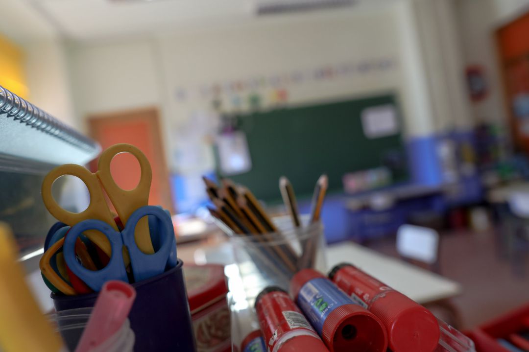 Material escolar en una de las aulas completamente vacía Material escolar en una de las aulas completamente vacía