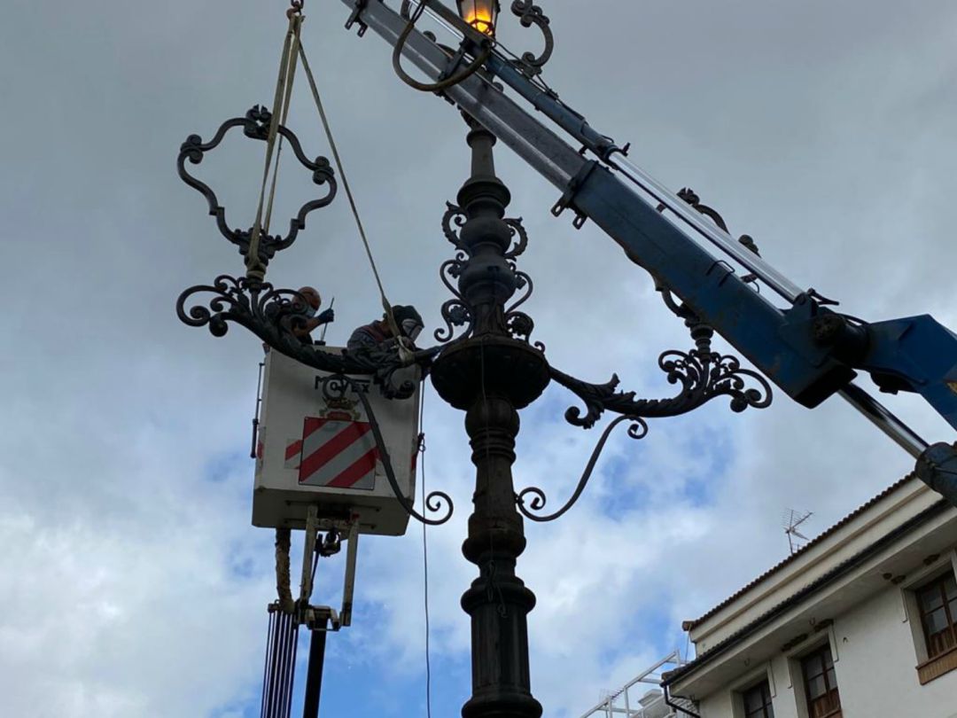 Operarios restaurando la farola Operarios restaurando la farola
