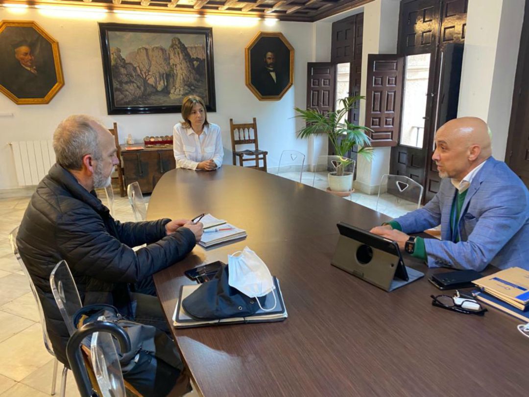 La alcaldesa de Ronda, Mari Paz Fernández, se ha reunido con el Gerente del Hospital de la Serranía, Curro Vázquez y el Director de Salud Pública en la serranía, Miguel Ángel Pezzi La alcaldesa de Ronda, Mari Paz Fernández, se ha reunido con el Gerente del Hospital de la Serranía, Curro Vázquez y el Director de Salud Pública en la serranía, Miguel Ángel Pezzi