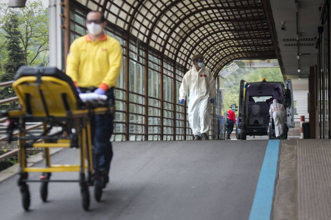 Trabajadores sanitarios en la entrada de Urgencias del Hospital Trueta de Girona durante el confinamiento Trabajadores sanitarios en la entrada de Urgencias del Hospital Trueta de Girona durante el confinamiento