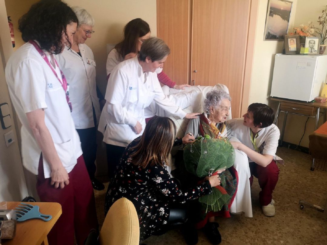 Una entrega d'un ram a la Maria, temps abans del Coronavirus Una entrega d'un ram a la Maria, temps abans del Coronavirus