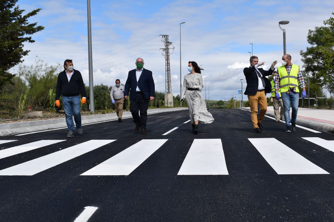 La delegada de la Junta de Andalucía en Jaén, Maribel Lozano, el delegado de Fomento, Jesús Estrella y el delegado de Educación, Antonio Sutil, visitan el nuevo vial. La delegada de la Junta de Andalucía en Jaén, Maribel Lozano, el delegado de Fomento, Jesús Estrella y el delegado de Educación, Antonio Sutil, visitan el nuevo vial.