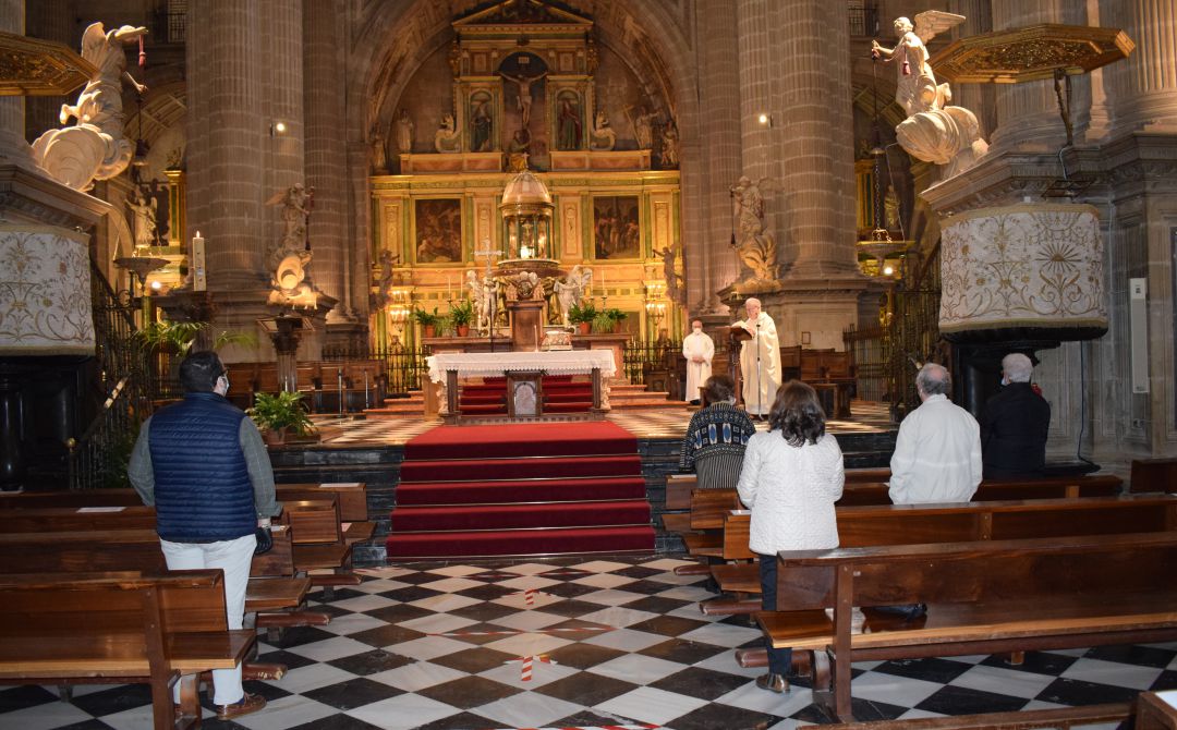 Varias personas asisten a misa en la Catedral guardando las distancias de seguridad. Varias personas asisten a misa en la Catedral guardando las distancias de seguridad.