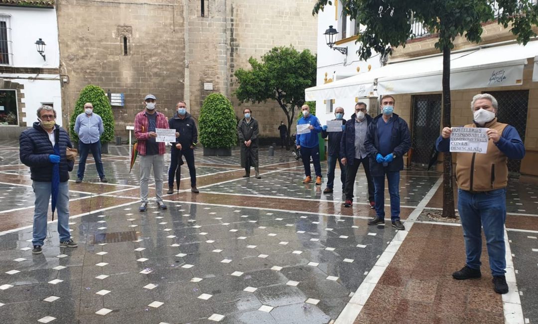Hosteleros del centro de Jerez durante su concentración de protesta Hosteleros del centro de Jerez durante su concentración de protesta