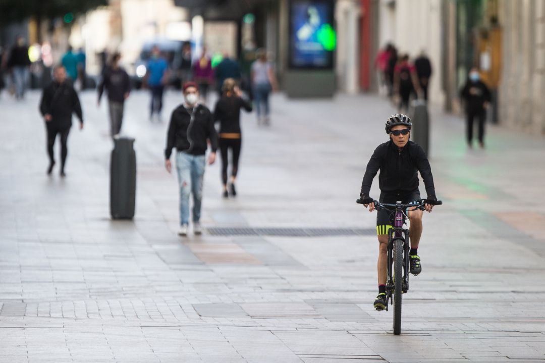 Varias personas realizan deporte en bicicleta por la Calle Preciados de Madrid Varias personas realizan deporte en bicicleta por la Calle Preciados de Madrid