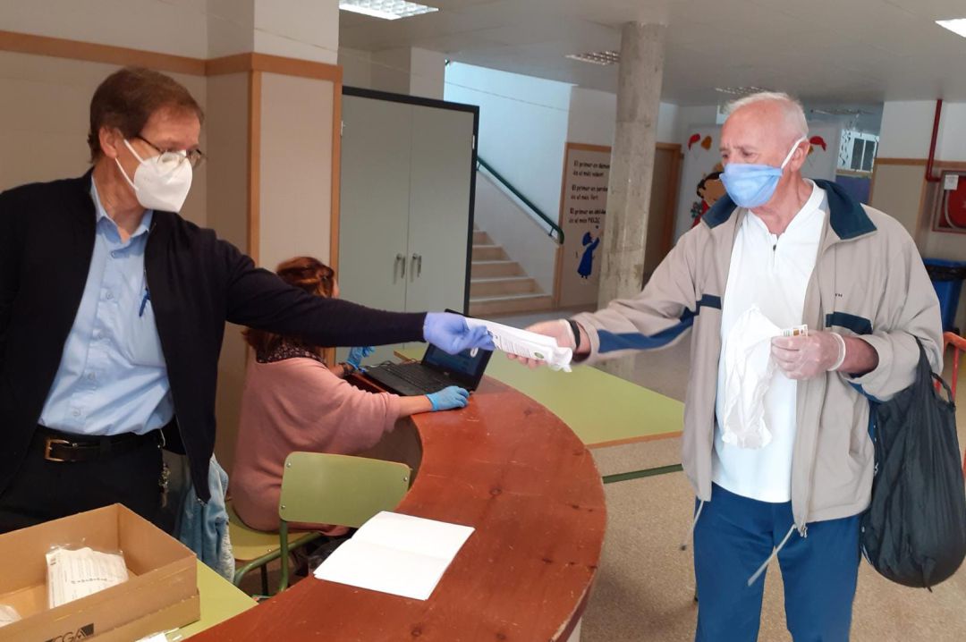 Imatge d'una entrega de mascaretes de 'Textil Ontinyent' Imatge d'una entrega de mascaretes de 'Textil Ontinyent'