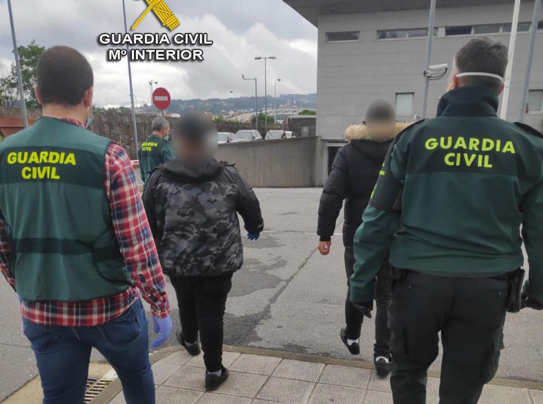 Un grupo de agentes escolta a los investigados en las Dependencias de la Guardia Civil de Pontevedra Un grupo de agentes escolta a los investigados en las Dependencias de la Guardia Civil de Pontevedra