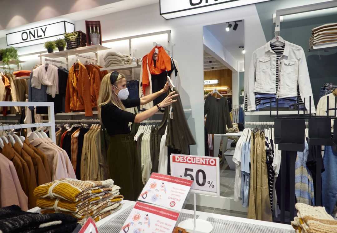Andrea Carrera, socia de las tiendas de moda "Urban" de Pamplona, prepara el establecimiento para su reapeetura Andrea Carrera, socia de las tiendas de moda "Urban" de Pamplona, prepara el establecimiento para su reapeetura