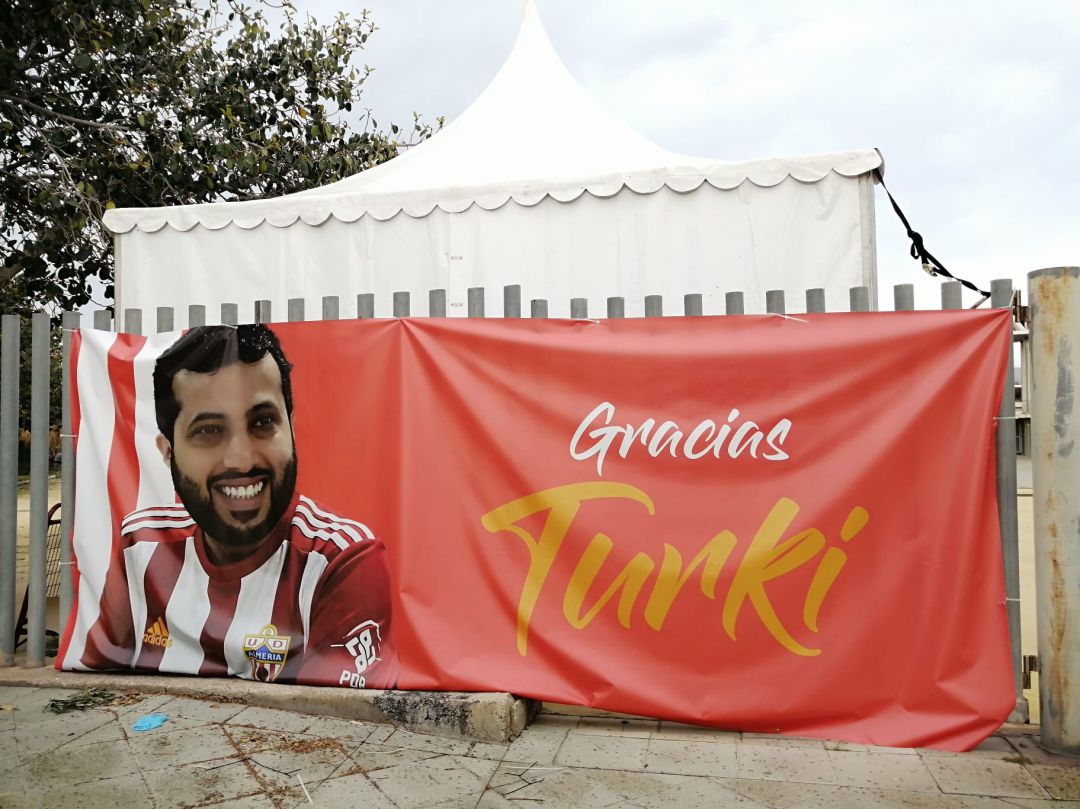 La pancarta dedicada al presidente del Almería. La pancarta dedicada al presidente del Almería.
