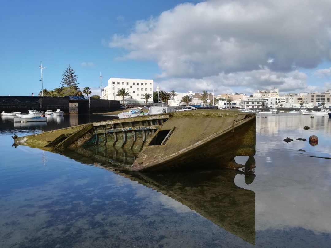 El Onassis fue utilizado durante años para salir a la mar pero actualmente está abandonado en una de las zonas más populares de Lanzarote El Onassis fue utilizado durante años para salir a la mar pero actualmente está abandonado en una de las zonas más populares de Lanzarote