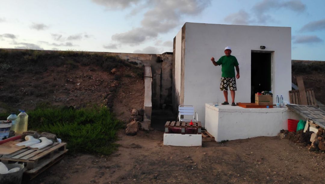Francisco vive en una de las cajitas de Canal Gestión Lanzarote, la empresa que suministra el agua desalada a la población de la isla Francisco vive en una de las cajitas de Canal Gestión Lanzarote, la empresa que suministra el agua desalada a la población de la isla