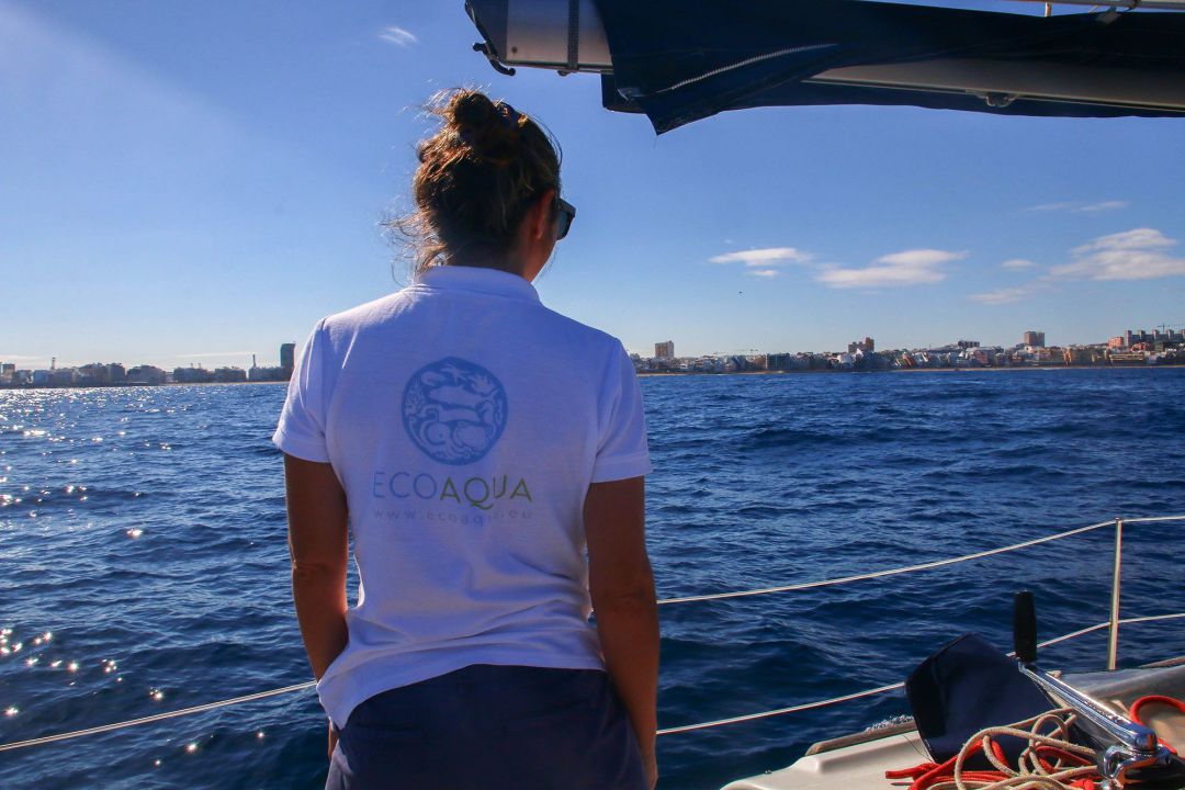La investigadora del instituto Ecoaqua Alicia Herrera, durante una recogida de muestras de microplásticos frente a la playa de Las Canteras, en una imagen facilitada por la Universidad de Las Palmas de Gran Canaria. La investigadora del instituto Ecoaqua Alicia Herrera, durante una recogida de muestras de microplásticos frente a la playa de Las Canteras, en una imagen facilitada por la Universidad de Las Palmas de Gran Canaria.
