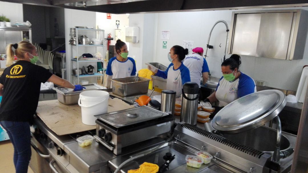 Personas que estuvieron en exclusión social preparan comida diaria para familias sin recursos Personas que estuvieron en exclusión social preparan comida diaria para familias sin recursos