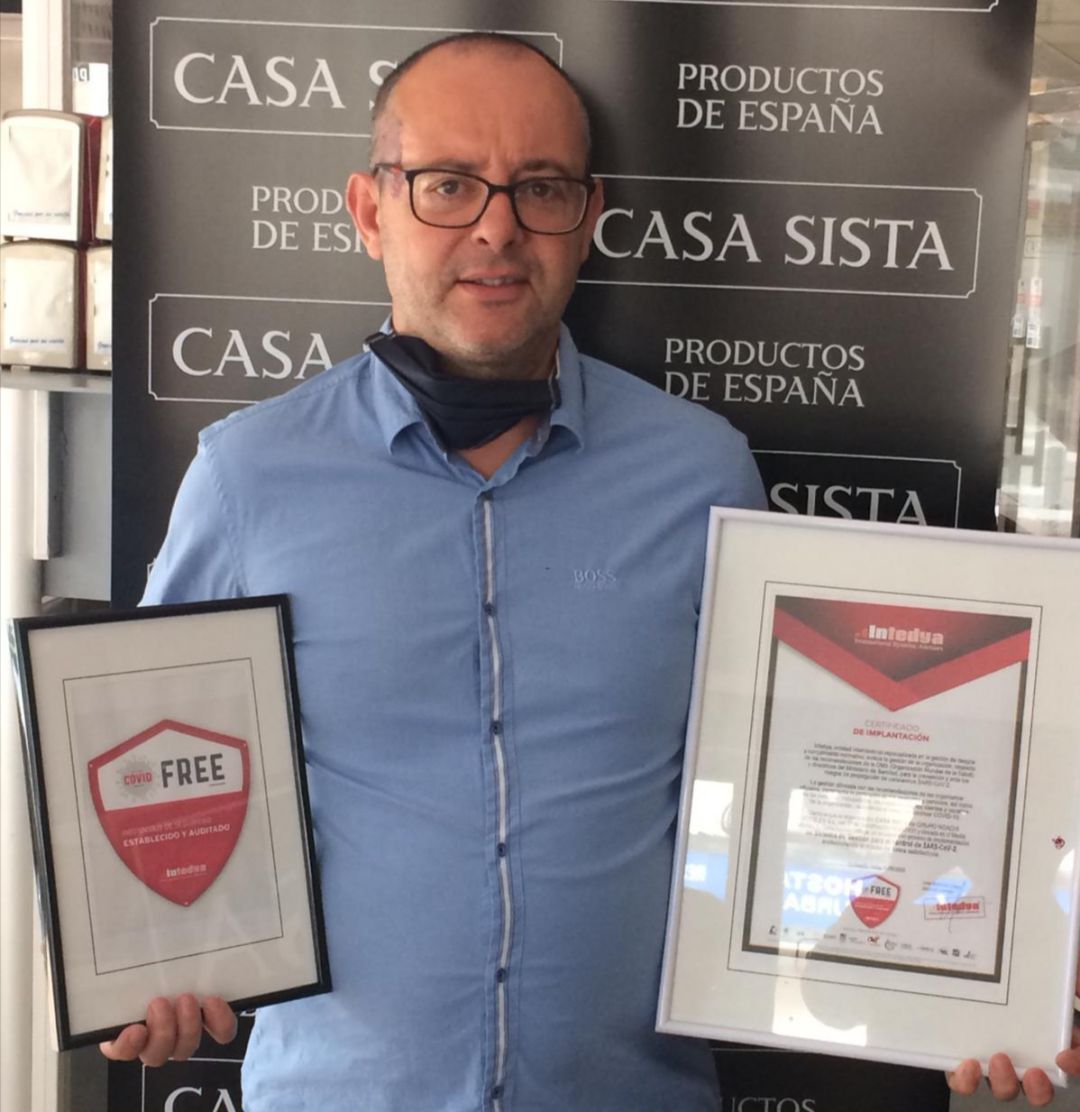 José Molina, gerente de Noachi Hoteles,
con el certificado conseguido
José Molina, gerente de Noachi Hoteles,
con el certificado conseguido
