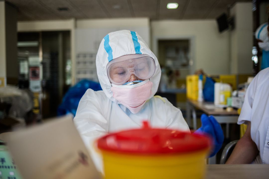 Una voluntaria de la ONG Proactiva Open Arms en la Residencia Geriátrica Redós de Sant Pere de Ribes Una voluntaria de la ONG Proactiva Open Arms en la Residencia Geriátrica Redós de Sant Pere de Ribes