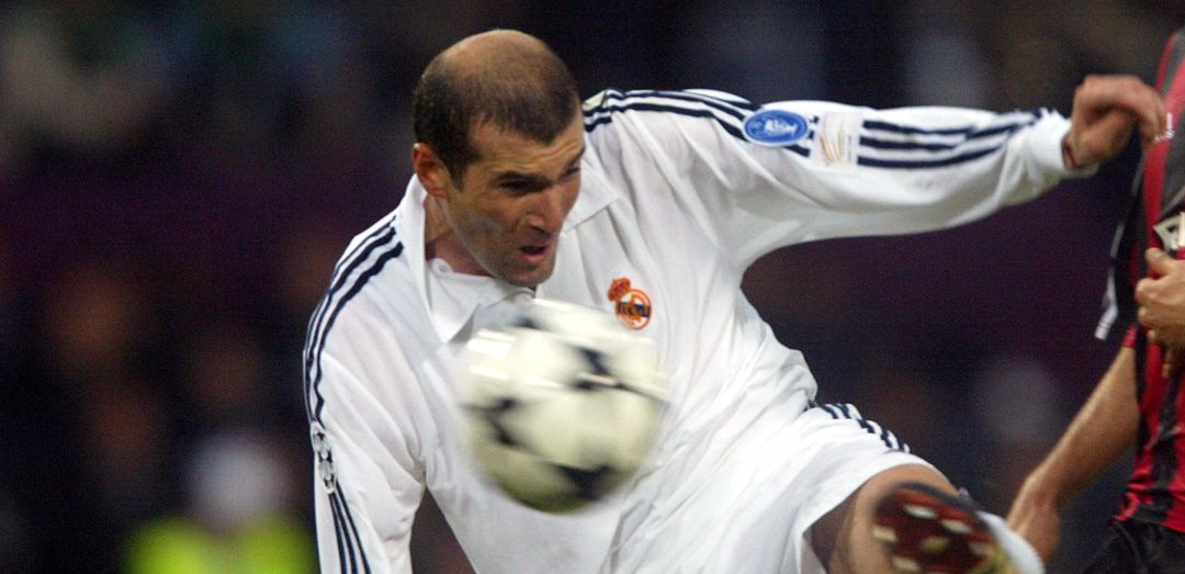 Zinedine Zidane, en el momento en el que ejecuta dicha volea ante el Leverkusen Zinedine Zidane, en el momento en el que ejecuta dicha volea ante el Leverkusen