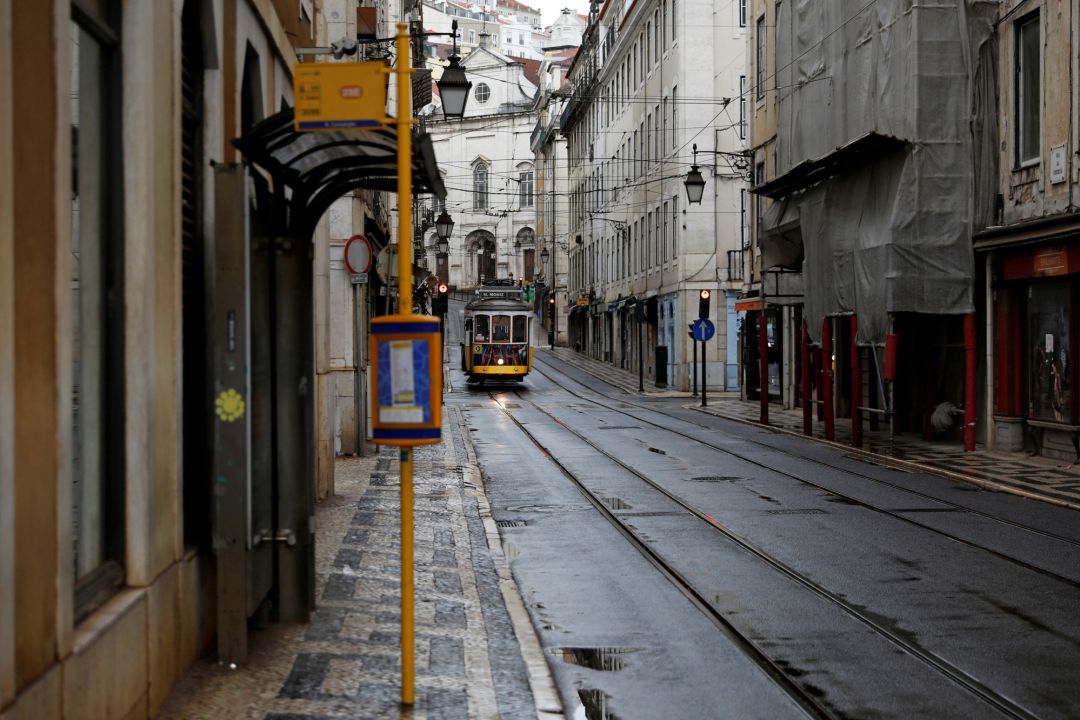Una desierta calle lisboeta durante el confinamiento en Portugal Una desierta calle lisboeta durante el confinamiento en Portugal