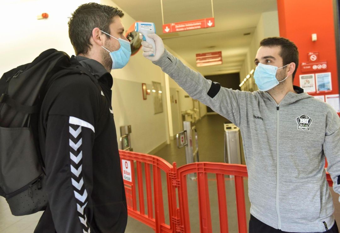 Los jugadores de Bilbao Basket se toman la temperatura antes de entrenar Los jugadores de Bilbao Basket se toman la temperatura antes de entrenar