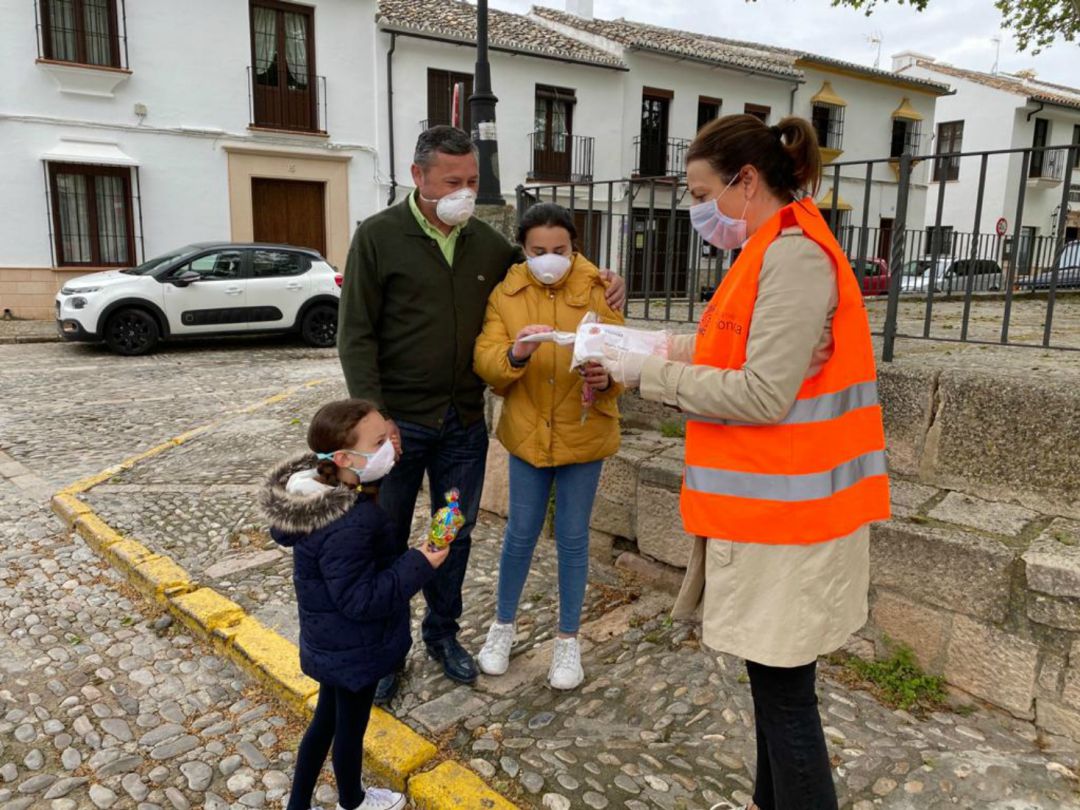 Archivo. La regidora repartiendo mascarillas y golosinas a una familia de Ronda Archivo. La regidora repartiendo mascarillas y golosinas a una familia de Ronda