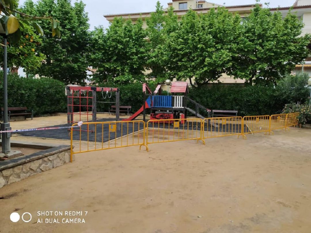 Parque de la plaza Xàtiva, en el Freginal, precintado durante el estado de alarma. Parque de la plaza Xàtiva, en el Freginal, precintado durante el estado de alarma.