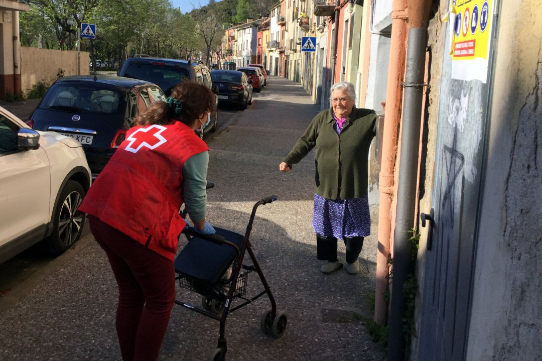 Una voluntària de la Creu Roja de Girona durant el programa d'acompanyament a persones grans Una voluntària de la Creu Roja de Girona durant el programa d'acompanyament a persones grans