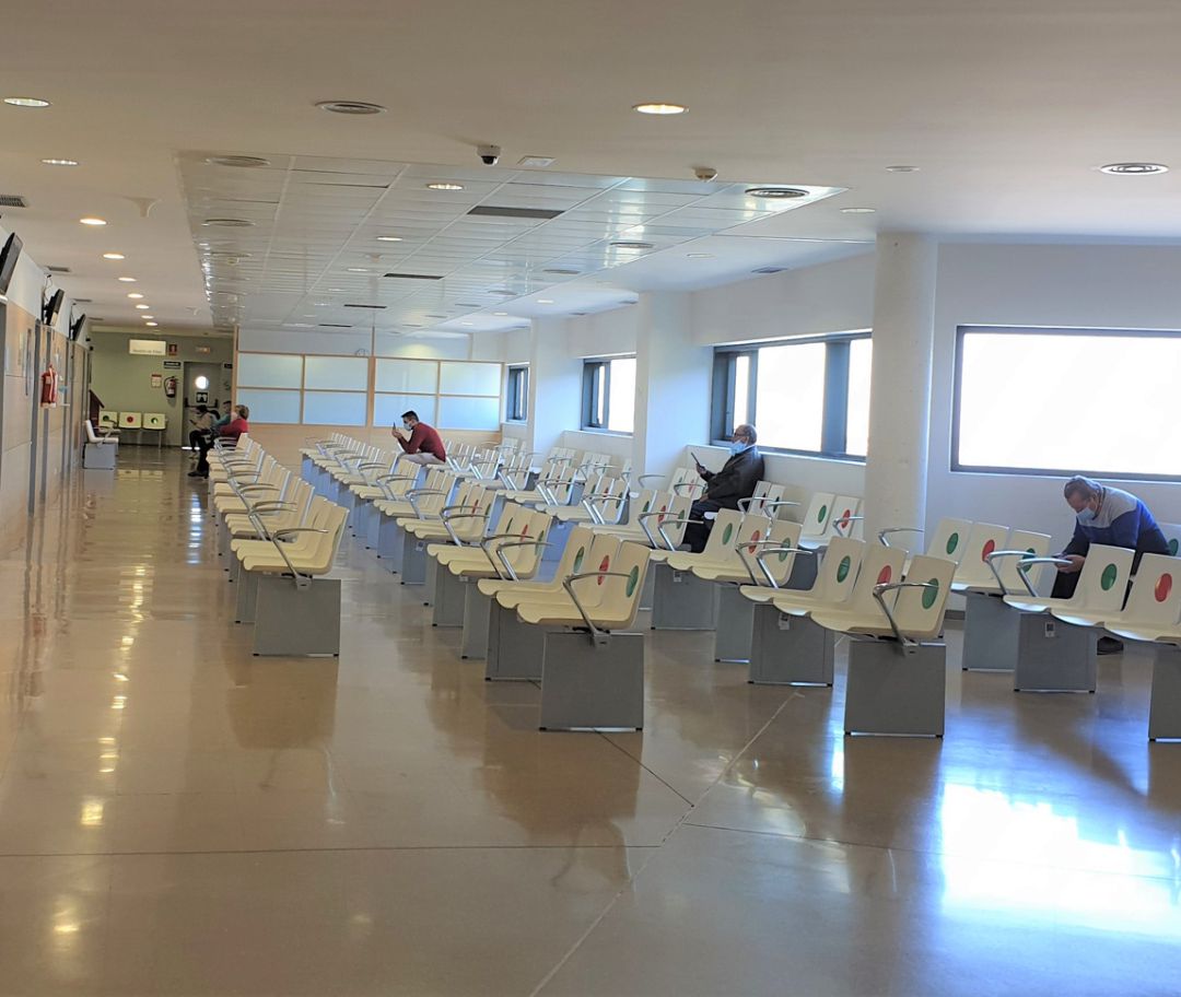 Sala de espera de consultas en el hospital San Cecilio de Granada con sillones señalados con puntos verdes y rojos. Se reduce a la mitad la ocupación de la sala para garantizar la distancia mínima entre usuarios Sala de espera de consultas en el hospital San Cecilio de Granada con sillones señalados con puntos verdes y rojos. Se reduce a la mitad la ocupación de la sala para garantizar la distancia mínima entre usuarios
