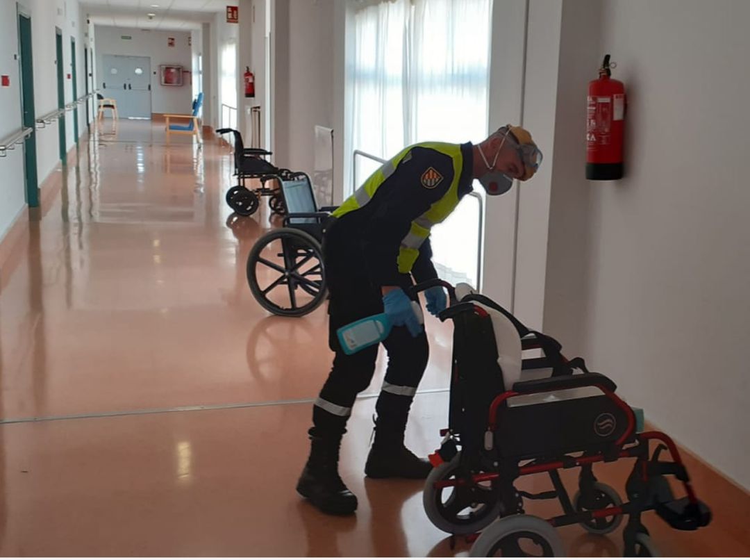 Un militar de la UME colabora en la desinfección de la una residencia de mayores de la provincia de Granada. Imagen del 4 de abril Un militar de la UME colabora en la desinfección de la una residencia de mayores de la provincia de Granada. Imagen del 4 de abril