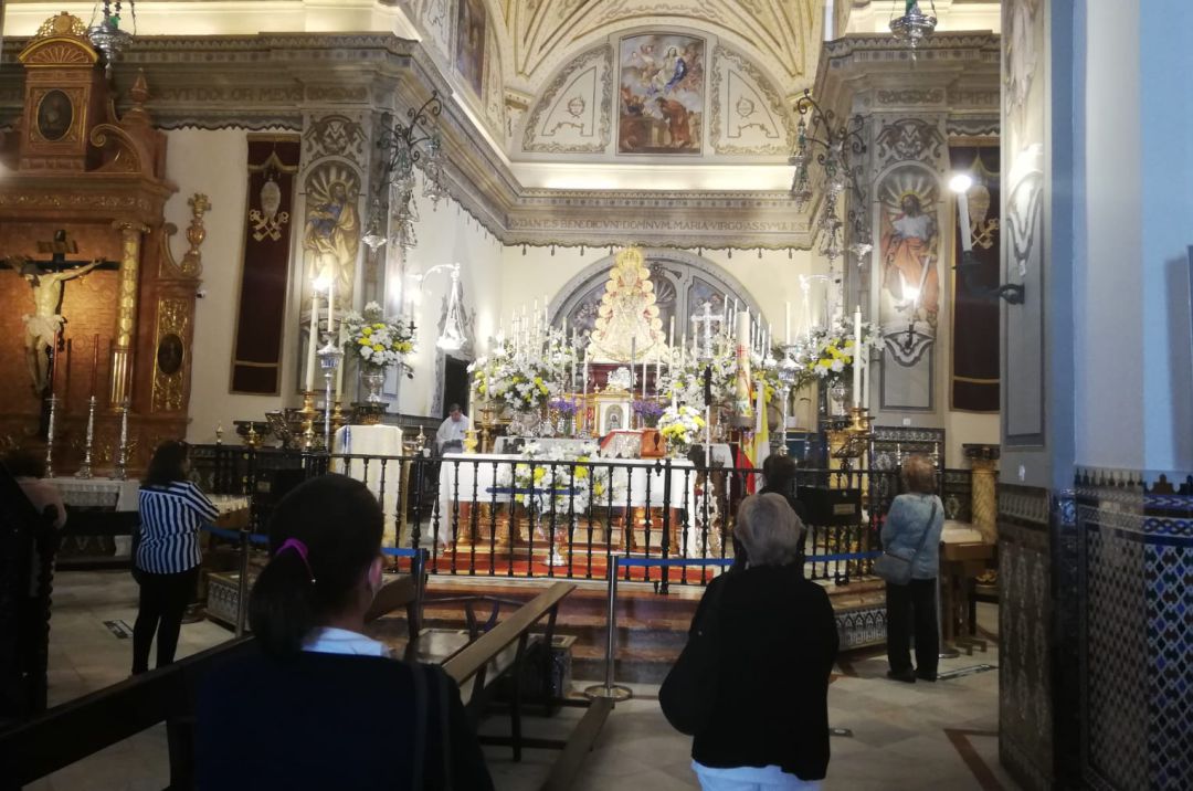 Fieles ante la Virgen del Rocío en la Iglesia de la Asunción de Almonte donde se han impuesto medidas de seguridad contra el Covid-19. Fieles ante la Virgen del Rocío en la Iglesia de la Asunción de Almonte donde se han impuesto medidas de seguridad contra el Covid-19.
