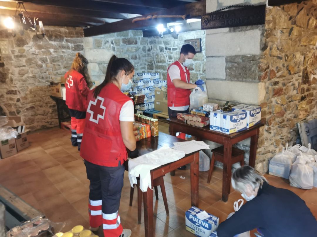 Voluntarios de Cruz Roja preparan los lotes de comida Voluntarios de Cruz Roja preparan los lotes de comida