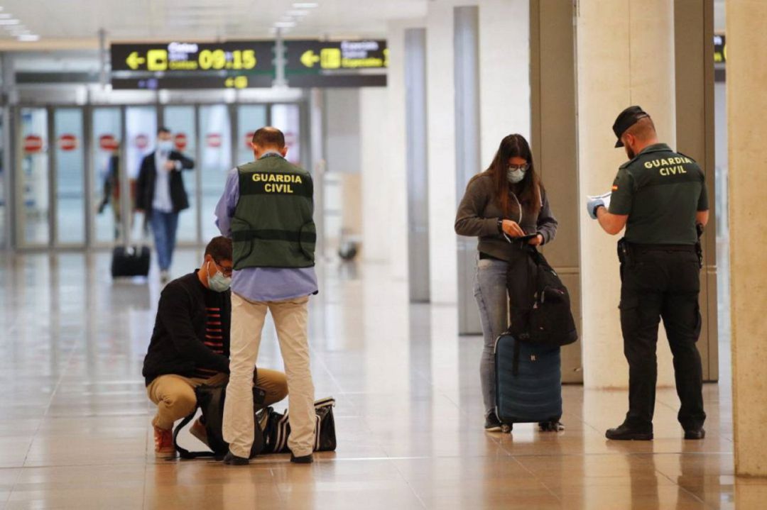 Controles a la llegada en un aeropuerto Controles a la llegada en un aeropuerto