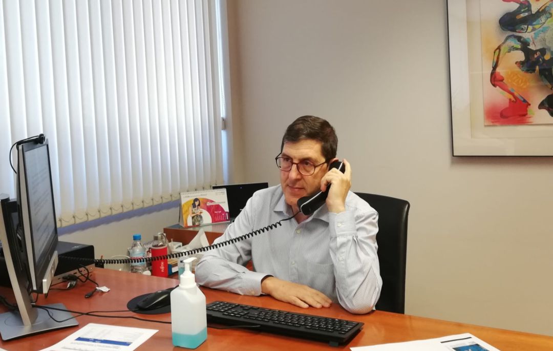 El consejero de Salud de la Región de Murcia, Manuel Villegas, atiende la llamada de la Cadena SER El consejero de Salud de la Región de Murcia, Manuel Villegas, atiende la llamada de la Cadena SER