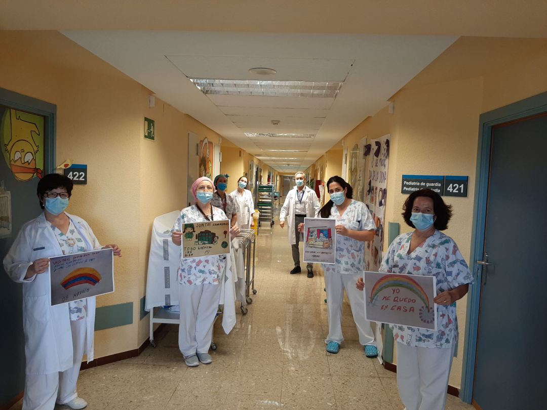 Imatge dels sanitaris de l'hospital Lluís Alcanyís amb alguns dels dibuixos Imatge dels sanitaris de l'hospital Lluís Alcanyís amb alguns dels dibuixos