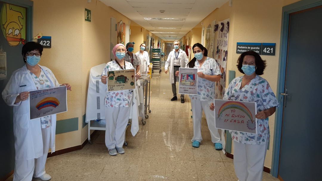L'hospital Lluís Alcanyís celebra, amb dibuixos, el dia del xiquet i xiqueta hospitalitzats