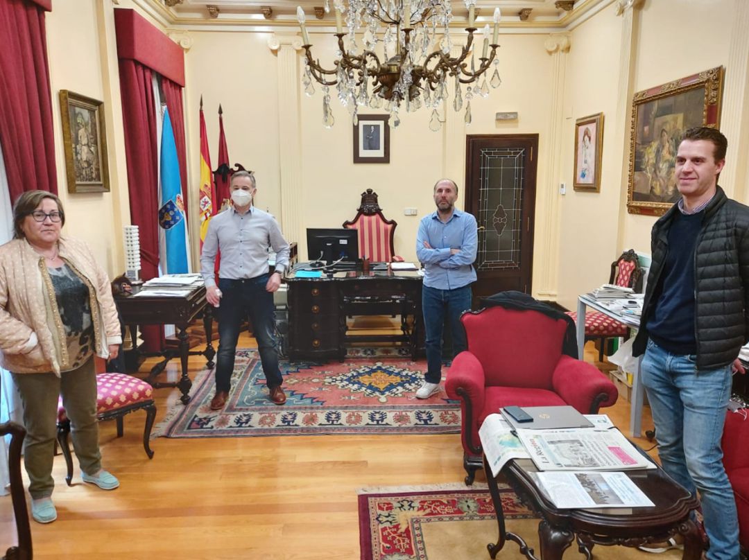 El alcalde de Ourense y el edil de cultura con representantes de los libreros ourensanos El alcalde de Ourense y el edil de cultura con representantes de los libreros ourensanos