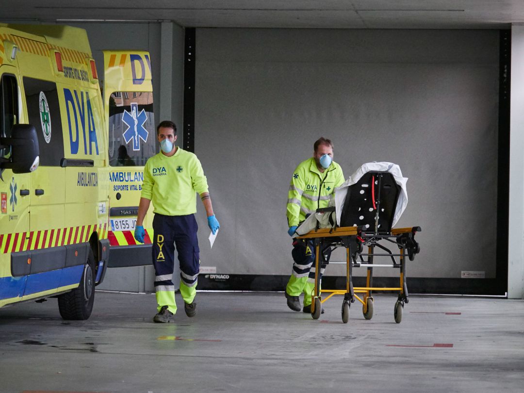 Miembros de una ambulancia del DYA Navarra procede al traslado de un paciente en el Complejo Hospitalario de Navarra Miembros de una ambulancia del DYA Navarra procede al traslado de un paciente en el Complejo Hospitalario de Navarra