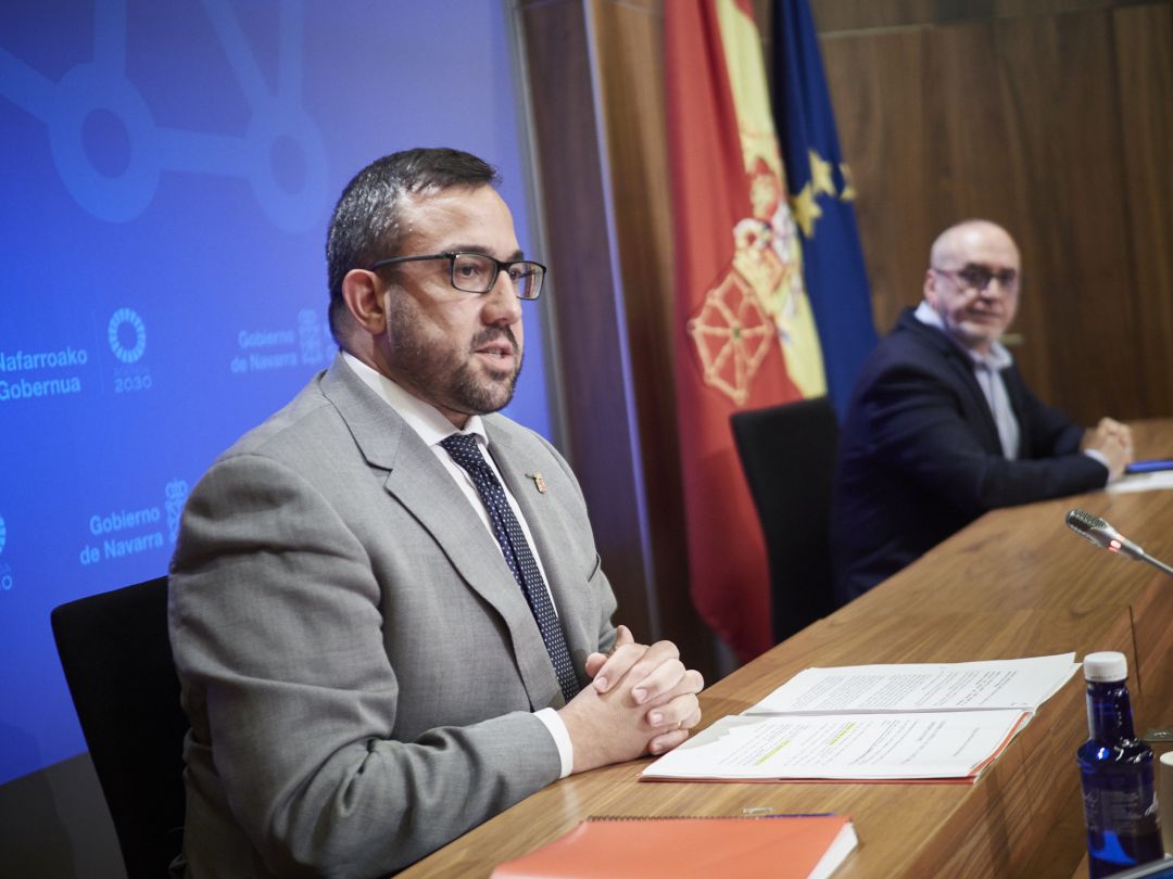 El consejero de Universidad, Innovación y Transformación Digital del Gobierno de Navarra, Juan Cruz Cigudosa (d), durante la rueda de prensa posterior al segundo pleno de control celebrado en el Parlamento de Navarra donde el vicepresidente primero del Gobierno de Navarra, Javier Remírez (i), ha afirmado que los Presupuestos Generales de Navarra para 2020, aprobados a finales de febrero, son "una herramienta adecuada, que tiene un grado de flexibilidad y que va a ser revisada, como no puede ser de otra manera", ante la caída de ingresos y la derivación de prioridades en la ejecución del gasto como consecuencia de la crisis del coronavirus. En Pamplona, (Navarra), a 13 de mayo de 2020.
PAMPLONA COVID 19
El consejero de Universidad, Innovación y Transformación Digital del Gobierno de Navarra, Juan Cruz Cigudosa (d), durante la rueda de prensa posterior al segundo pleno de control celebrado en el Parlamento de Navarra donde el vicepresidente primero del Gobierno de Navarra, Javier Remírez (i), ha afirmado que los Presupuestos Generales de Navarra para 2020, aprobados a finales de febrero, son "una herramienta adecuada, que tiene un grado de flexibilidad y que va a ser revisada, como no puede ser de otra manera", ante la caída de ingresos y la derivación de prioridades en la ejecución del gasto como consecuencia de la crisis del coronavirus. En Pamplona, (Navarra), a 13 de mayo de 2020.
PAMPLONA COVID 19