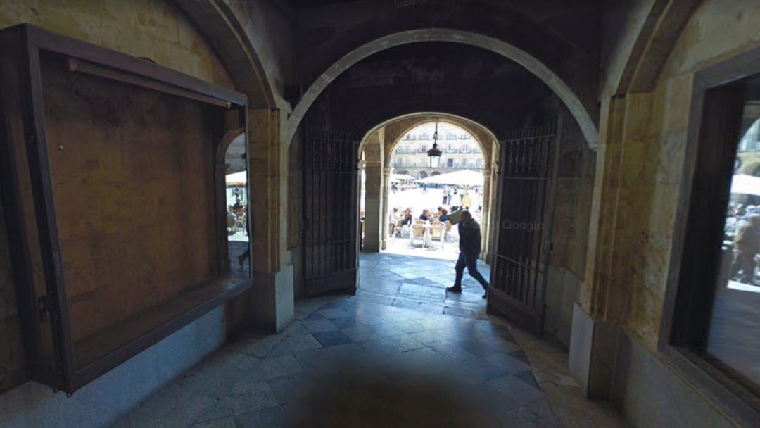 Pasaje de la Caja de Ahorros entre la Plaza Mayor y Espoz y Mina. Pasaje de la Caja de Ahorros entre la Plaza Mayor y Espoz y Mina.